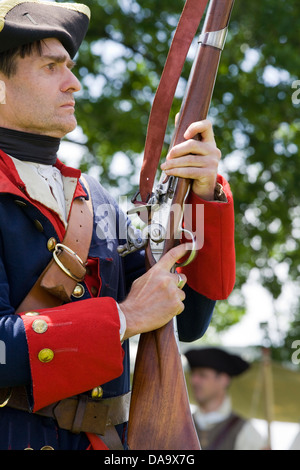 Reenactment des amerikanischen Bürgerkriegs französische Soldat hält 1766 Charleville Muskete Gewehr mit Bajonett Stockfoto