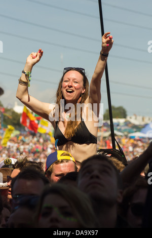 Ein Mädchen in der Menge beobachten Ben Howard Auftritt beim Glastonbury Festival 2013. Stockfoto