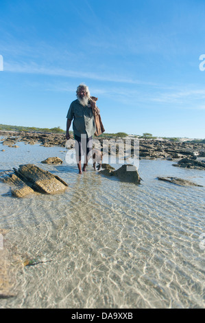 Mudcrabbing mit den Einheimischen guide Brian Lee in das Wattenmeer One Arm Point, Cape Leveque, Dampier Peninsula Stockfoto