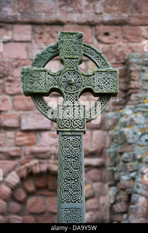 Keltisches Kreuz vor Lindisfarne Priory, Holy Island, Lindisfarne, Northumberland, England Stockfoto