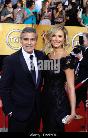 US-Schauspieler George Clooney und seine Freundin Stacy Keibler teilnehmen die 18. jährliche Screen Actor Guild - SAG - Awards im Shrine Auditorium in Los Angeles, USA, am 29. Januar 2012. Foto: Hubert Boesl Stockfoto