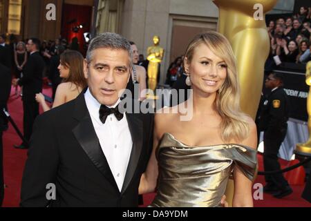 US-Schauspieler George Clooney und Freundin Stacy Keibler erreichen die 84. Oscar-Verleihung aka Oscar-Verleihung im Kodak Theatre in Los Angeles, USA, am 26. Februar 2012. Foto: Hubert Boesl Stockfoto