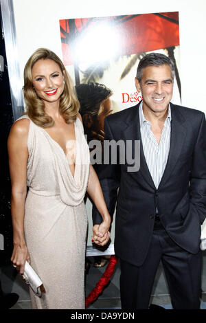 Schauspieler George Clooney und Stacy Keibler kommen bei der Premiere von "The Descendants" Samuel Goldwyn Theatre in Beverly Hills, Los Angeles, USA, am 16. November 2011. Foto: Hubert Boesl Stockfoto