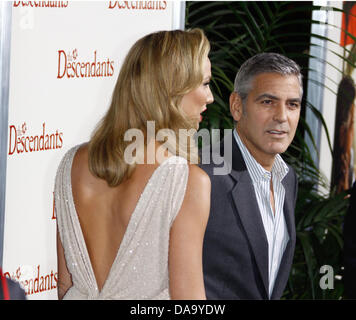 Schauspieler George Clooney und Stacy Keibler kommen bei der Premiere von "The Descendants" Samuel Goldwyn Theatre in Beverly Hills, Los Angeles, USA, am 16. November 2011. Foto: Hubert Boesl Stockfoto