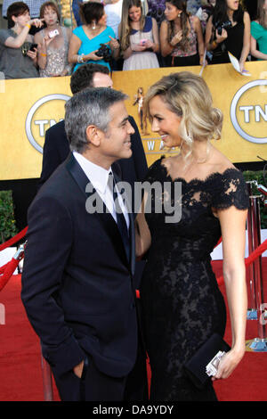 US-Schauspieler George Clooney und seine Freundin Stacy Keibler teilnehmen die 18. jährliche Screen Actor Guild - SAG - Awards im Shrine Auditorium in Los Angeles, USA, am 29. Januar 2012. Foto: Hubert Boesl Stockfoto