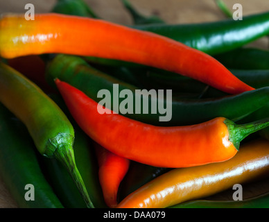 Rote und grüne Chilischoten Stockfoto