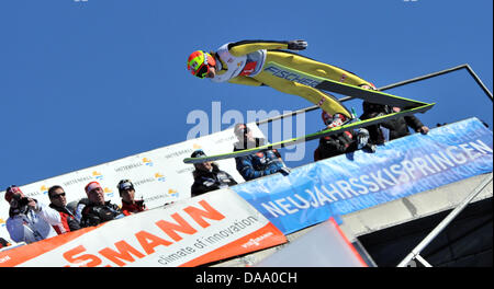 Norwegischer Skispringer springt Tom Hilde von der Olympischen Sprungschanze während einer Übung von der 59. Vierschanzentournee in Garmisch-Partenkirchen, Deutschland, 1. Januar 2011. Foto: Peter Kneffel Stockfoto