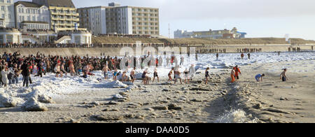 Mehrere tausend Zuschauer sehen die erste jährliche DLRG (DLRG) Silvester schwimmen auf der Insel Borkum, Deutschland, 1. Januar 2011. Foto: Reinhold Grigoleit Stockfoto