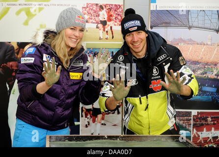 Die Skirennläufer Felix Neureuther Und Lindsey Vonn Heben bin Samstag (01.01.2011) in München (Oberbayern) Ihre Bäckerlehrling, Nachdem Sie Ihren Handabdruck Auf Einer Weichen Betonplatte Hinterlassen Haben. Sterben Sie Betonplatte Soll Im Frühjahr 2011 in Den "München Olympic Walk of Stars" Eingelassen Werden. Am 02.01.2011 Starten die Athleten Beim FIS Ski World Cup Im Münchner Olympiapark. Foto: T Stockfoto