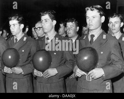 (Dpa-Datei) - ein Datei-Bild, datiert 19. Mai 1957 die erste deutsche zeigt Wehrpflichtige, die seit dem Weltkrieg Secons in Koblenz, Deutschland ausgearbeitet werden. Nach mehr als 50 Jahren Wehrpflicht nehmen Männer ihren Wehrdienst zum letzten Mal am 3. Januar 2011, weil Reformen der deutschen Bundeswehr plane, Wehrdienst zu Ende vom 01. Juni ab. Foto: Kurt Rohwedder Stockfoto