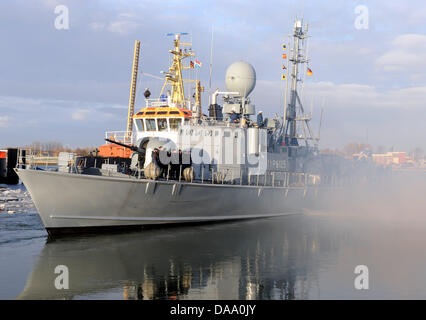 Das Schnellboot "Zobel" der deutschen Marine verlässt den Marinestützpunkt in Wilhelmshaven, Deutschland, 3. Januar 2011. Das Boot ist auf dem Weg zu einer UNIFIL-Mission an der libanesischen Küste. Foto: Ingo Wagner Stockfoto