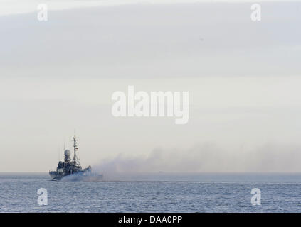 Das Schnellboot "Zobel" der deutschen Marine verlässt den Marinestützpunkt in Wilhelmshaven, Deutschland, 3. Januar 2011. Das Boot ist auf dem Weg zu einer UNIFIL-Mission an der libanesischen Küste. Foto: Ingo Wagner Stockfoto