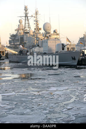 Das Schnellboot "Zobel" der deutschen Marine verlässt den Marinestützpunkt in Wilhelmshaven, Deutschland, 3. Januar 2011. Das Boot ist auf dem Weg zu einer UNIFIL-Mission an der libanesischen Küste. Foto: Ingo Wagner Stockfoto