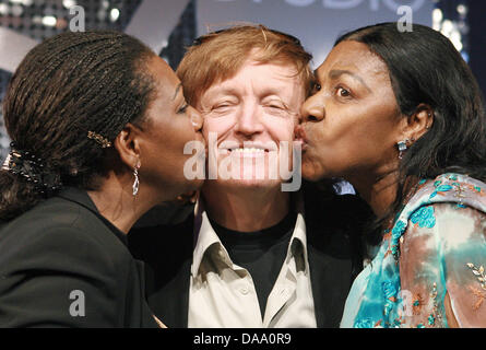 (Dpa-Datei) - ein Datei-Bild vom 26. April 2007 Produzent Frank Farian zeigt wird geküsst vom ehemaligen Sänger der Gruppe Boney M. Liz Mitchell (L) und Macria Barrett (R) bei der Premiere des musical "Daddy Cool" in Berlin, Deutschland. Sängerin Liz Mitchell stöhnt über das traurige Schicksal der ehemaligen Mitglieder der Band: nach ihr Produzent Frank Farian nie finanziell integriert die mich Stockfoto