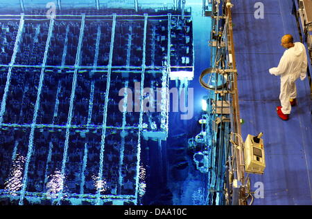 (Dpa-Datei) - arbeitet ein Datei-Bild datiert 15. Juli 2009 Mitarbeiter des Kernkraftwerks Kruemmel bei der Wartung zeigt am Kraftstoff-Element-Speicher-Pool in Geesthacht, Deutschland. Foto: Maurizio Gambarini Stockfoto