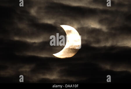 Die Sonne scheint sichelförmige während einer partiellen Sonnenfinsternis in der Nähe von Münster, 4. Januar 2011. Das kosmische Schattenspiel kann in ganz Europa, sowie Teile von Afrika und Asien gesehen. Foto: Friso Gentsch Stockfoto