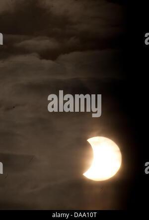 Die Sonne scheint sichelförmige während einer partiellen Sonnenfinsternis in Herdecke, Deutschland, 4. Januar 2011. Das kosmische Schattenspiel kann in ganz Europa, sowie Teile von Afrika und Asien gesehen. Foto: Bernd Thissen Stockfoto