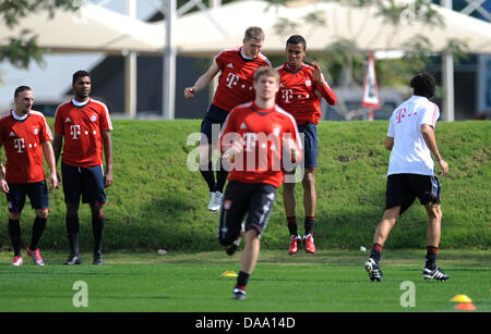 FC Bayern Bastian Schweinsteiger (C-L) und Neuzugang Luiz Gustavo (C-R) Praxis an einem Trainingslager in Doha, Katar, 4. Januar 2011. FC Bayern München Prepaires für die zweite Hälfte der Saison 2010/2011 mit einem Trainings-Camp, das von 02 bis 09 Januar in Katar stattfindet. Foto: ANDREAS GEBERT Stockfoto