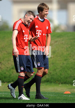 FC Bayern Bastian Schweinsteiger (L) und Holger Badstuber Praxis in einem Trainingslager in Doha, Katar, 4. Januar 2011. FC Bayern München bereitet für die zweite Hälfte der Saison 2010/2011 mit einem Trainings-Camp, das von 02 bis 09 Januar in Katar stattfindet. Foto: ANDREAS GEBERT Stockfoto