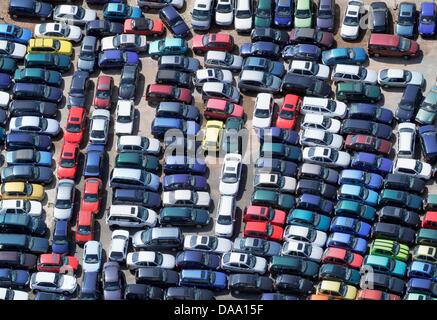 (Dpa Datei) - ein Datei-Bild datiert 3. November 2008 zeigt neue Autos stehen auf einem Parkplatz der Autohändler in Egelsbach, Deutschland. Nach dem Importeur Association VDIK am 4. Januar 2010 waren etwa 230 000 Fahrzeuge zugelassen, damit sieben Prozent mehr als im Dezember 2009 -. Über das ganze Jahr 2010 waren 23,4 Prozent weniger Autos als im Jahr zuvor lizenziert. Foto: Bori Stockfoto