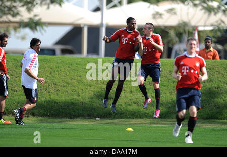 Die Spieler der Bundesliga Fußball Verein FC Bayern München, Edson Braafheid (3. v. R), Franck Ribery (2. v. R) beteiligen sich an einem Übungsbeispiel der Club im Trainingslager in Doha, Katar, 4. Januar 2011. FC Bayern München bereitet sich auf die Revanche Runde der Bundesliga-Saison 2010/2011. Foto: Andreas Gebert Stockfoto