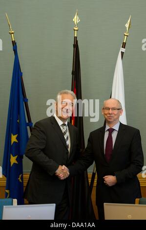 Dresden, Deutschland. 9. Juli 2013. Premier von Sachsen Stanislaw Tillich (CDU, L) und EU-Haushalt und finanzielle Programmierung Kommissar Janusz Lewandowski Händedruck bei der staatlichen Chnacellery in Dresden, Deutschland, 9. Juli 2013. In seiner Funktion als EU-Kommissar Lewandowski besucht Sachsen zum zweiten Mal. Foto: SEBASTIAN KAHNERT/Dpa/Alamy Live News Stockfoto