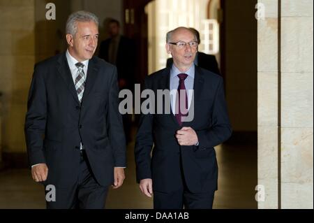 Dresden, Deutschland. 9. Juli 2013. Premier von Sachsen Stanislaw Tillich (CDU, L) und EU-Haushalt und finanzielle Programmierung Kommissar Janusz Lewandowski durchqueren Sie die staatlichen Chnacellery in Dresden, Deutschland, 9. Juli 2013. In seiner Funktion als EU-Kommissar Lewandowski besucht Sachsen zum zweiten Mal. Foto: SEBASTIAN KAHNERT/Dpa/Alamy Live News Stockfoto