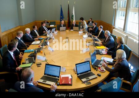 Dresden, Deutschland. 9. Juli 2013. Premier von Sachsen Stanislaw Tillich (CDU, Rücken-L) und EU-Haushalt und finanzielle Programmierung Kommissar Janusz Lewandowski (BACK-R) an einer Besprechung des sächsischen Kabinetts an der staatlichen Chnacellery in Dresden, Deutschland, 9. Juli 2013 teilnehmen. In seiner Funktion als EU-Kommissar Lewandowski besucht Sachsen zum zweiten Mal. Foto: SEBASTIAN KAHNERT/Dpa/Alamy Live News Stockfoto