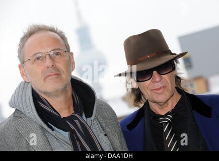 ARD-Talkshow Host Reinhold Beckmann (L) und deutsche Sänger und Songschreiber Udo Lindenberg (R) kommen für die Vorführung des Dokumentarfilms "Die Akte Lindenberg: Udo Und Die DDR" (die Akte Lindenberg: Udo und die DDR) im zentralen Bezirk von Berlin, Deutschland, 4. Januar 2011. Als junge Kameraassistent gehörte Beckmann ein Filmteam der ARD deutschen öffentlichen televisi Stockfoto