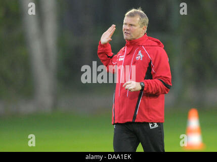 Kölns Trainer Frank Schaefer gibt Anweisungen während eines Trainingslagers des FC Köln in Belek, Türkei, 4. Januar 2011. Foto: Soeren Stache Stockfoto