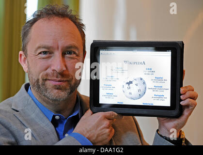 Jimmy Wales, Mitbegründer der freien Enzyklopädie Wikipedia, präsentiert eine Ipad zeigt die Webseite von Wikipedia in einem Interview in Hamburg, Deutschland, 15. September 2010. Am 15. Januar 2011 feiert Wikipedia sein zehnjähriges Bestehen. Foto: Fabian Bimmer Stockfoto