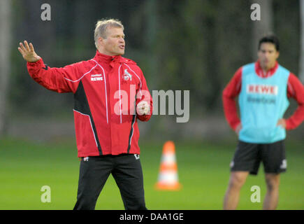 Kölns Trainer Frank Schaefer (L) gibt Anweisungen während eines Trainingslagers des FC Köln in Belek, Türkei, 4. Januar 2011. Foto: Soeren Stache Stockfoto