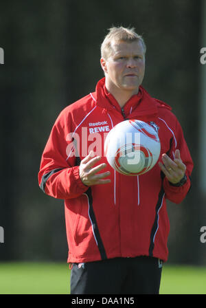 Kölns Trainer Frank Schaefer spielt mit einem Ball während eines Trainingslagers des FC Köln in Belek, Türkei, 4. Januar 2011. Foto: Soeren Stache Stockfoto