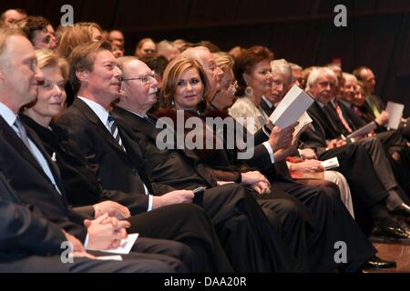 (L-R) Bogen Herzog Carl Christian von Österreich, seine Frau Prinzessin Marie-Astrid, König Albert II., Großherzog Jean, Großherzog Henri und Großherzogin Maria Teresa. und Königin Paola von Belgien, Prinzessin Margaretha und Prinz Nicolas von Liechtenstein an den Feierlichkeiten des Duke Jeans 90. Geburtstag in der Philharmonie in Luxemburg, Luxemburg, 5. Januar 2011. Achtung - obligatorische cr Stockfoto