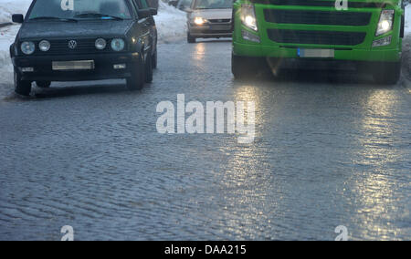 Frosen Regen umfasst Straßen glatt wie Glas in Müncheberg, Deutschland, 6. Januar 2011. Regen sofort gefriert auf Oberflächen in Brandenburg. Foto: Patrick Pleul Stockfoto