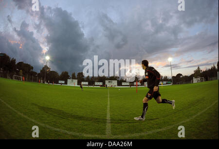 Die Stuttgarter Spieler Cristian Molinaro läuft über das Spielfeld während einer Trainingseinheit des Fußball-Bundesligisten VfB Stuttgart in Belek, Türkei, 6. Januar 2011. Stuttgart bereitet sich auf die nächste Runde der Revanchen der Bundesliga-Saison 2010/2011. FOTO: SOEREN STACHE Stockfoto