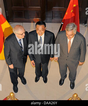 Chinese Vice-Prime Minister Li Keqiang (C) erscheint zusammen mit der deutschen Wirtschaft Minister Rainer Bruederle (FDP) und Peter Loescher (R), Vorsitzender des Board of Directors der Siemens AG, für ein Foto-Shooting während Keqiangs Zustands-Besuch in Deutschland im Hotel Adlon in Berlin, Deutschland, 6. Januar 2011. Li Keqiang wird voraussichtlich die deutsche Bundeskanzlerin Angela Merkel zu Gesprächen morgen Fr treffen Stockfoto