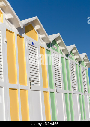 Pastell farbigen Strandkabinen in Riccione, Italien Stockfoto