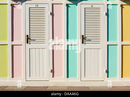 Pastell farbigen Strandkabinen in Riccione, Italien Stockfoto