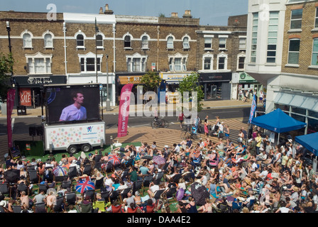 Großer Bildschirm, ein riesiger Fernsehbildschirm draußen, Open Air Wimbledon Town Market Square Menschenmassen schauen Tennis, die Herren Finals der Wimbledon Tennismeisterschaften Andy Murray. Wimbledon Town Centre London England 2013 2010er Jahre HOMER SYKES Stockfoto