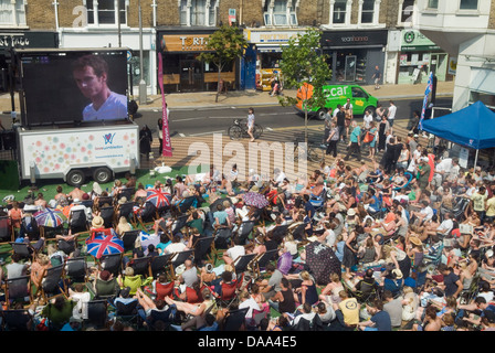 Riesiger Fernseher, großer Bildschirm draußen, Open-Air Wimbledon Market Square Menschenmassen schauen sich die Finals der Wimbledon Tennismeisterschaften Andy Murray an. Wimbledon Town Centre London England 2013 2010er Jahre HOMER SYKE Stockfoto
