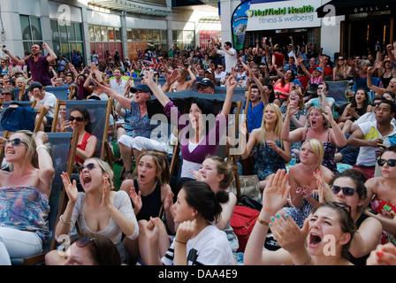 Tennisfans aus der Stadt Wimbledon, die Andy Murray anfeuern, sehen Live-Sport auf einem großen, riesigen Fernsehbildschirm. 2013, 2010er Jahre UK Wimbledon Town Centre, England HOMER SYKES Stockfoto