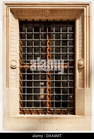 alte Fenster mit Balken Stockfoto
