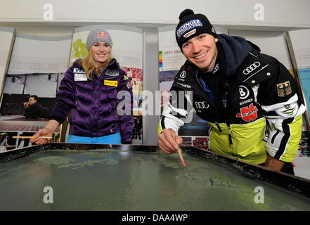 Die Skirennläufer Felix Neureuther Und Lindsey Vonn Unterschreiben bin Samstag (01.01.2011) in München (Oberbayern) Auf Einer Noch Weichen Betonplatte. Sterben Sie Betonplatte Soll Im Frühjahr 2011 in Den "München Olympic Walk of Stars" Eingelassen Werden. Am 02.01.2011 Starten die Athleten Beim FIS Ski World Cup Im Münchner Olympiapark. Foto: Tobias Hase Dpa/lby Stockfoto