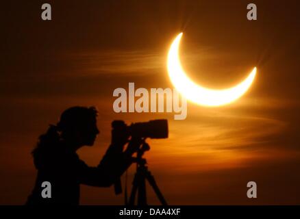 (Datei) - ein Dpa-Datei-Bild vom 31. Mai 2003 zeigt die Silhouette eines Fotografen gegen den Himmel während einer Sonnenfinsternis in Lebus, Deutschland. Am 4. Januar 2011 tritt eine partielle Sonnenfinsternis in Mitteleuropa. Foto: Patrick Pleul Stockfoto