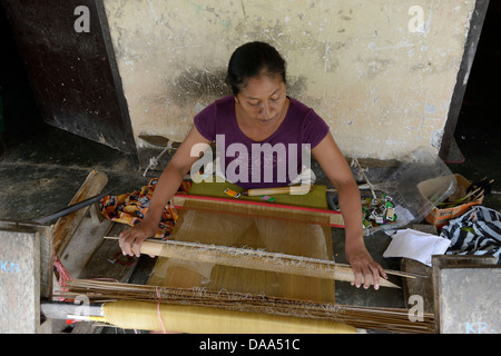 Indonesien, Bali, Sidemen, Frau arbeitet auf einem Webstuhl in ihrem Hof Stockfoto