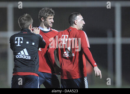 (L-R) Münchens Philipp Lahm, Thomas Mueller und Franck Ribery während des Vereins-Trainingslager in Doha, Katar, 6. Januar 2011. Foto: Andreas Gebert Stockfoto