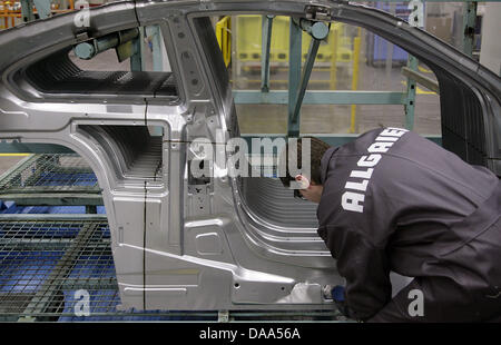 Ein Datei-Bild vom 22. Januar 2008 zeigt einen Mitarbeiter mit einer Karosserie in der Kraftfahrzeugausrüstung Anlage Allgaier Werke GmbH in Uhingen, Deutschland. Automobilindustrie erlebt eine Renaissance im Jahr 2010. Kfz-Ausrüstungslieferanten Vertrauen noch nicht im Aufwind. Ihr Motto für die Zukunft ist flexibler und weit ausgerichtet sein. Foto: Marijan Murat Stockfoto