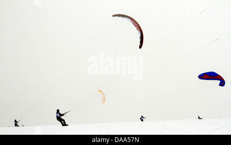 Ein Datei-Bild vom 13. Februar 2010 zeigt Snowkiter auf der Wasserkuppe in Deutschland. Die Wasserkuppe werden die Lage des internationalen Snowkite Masters am 15. und 16. Januar. Zahlreiche Experten aus Frankreich, Italien, Schweiz und Deutschland haben angekündigt, um teilzunehmen. Foto: Frank Rumpenhorst Stockfoto