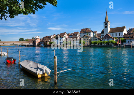 Diessenhofen, Schweiz, Europa, Kanton Thurgau, Fluss, Fluss, Rhein, Stadt, Altstadt, Häuser, Häuser, Kirche, Boote, Brücke, wo Stockfoto